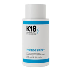 K18 Peptide Prep Maintenance Shampoo er skånsom nok til at den trygt kan brukes ofte uten å forstyrre pH-balansen i hodebunnen. Sjampoen er det perfekte utgangspunktet for K18Peptide, pH: 4.0-5.0. Tar vare på pH-balansen ved at hårsekkene holdes lukket un