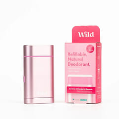 Wild Deo Jasmine & Mandarin Blossom er en startpakke med rosa etui og deodorant med duft av jasmin og mandarinblomst.